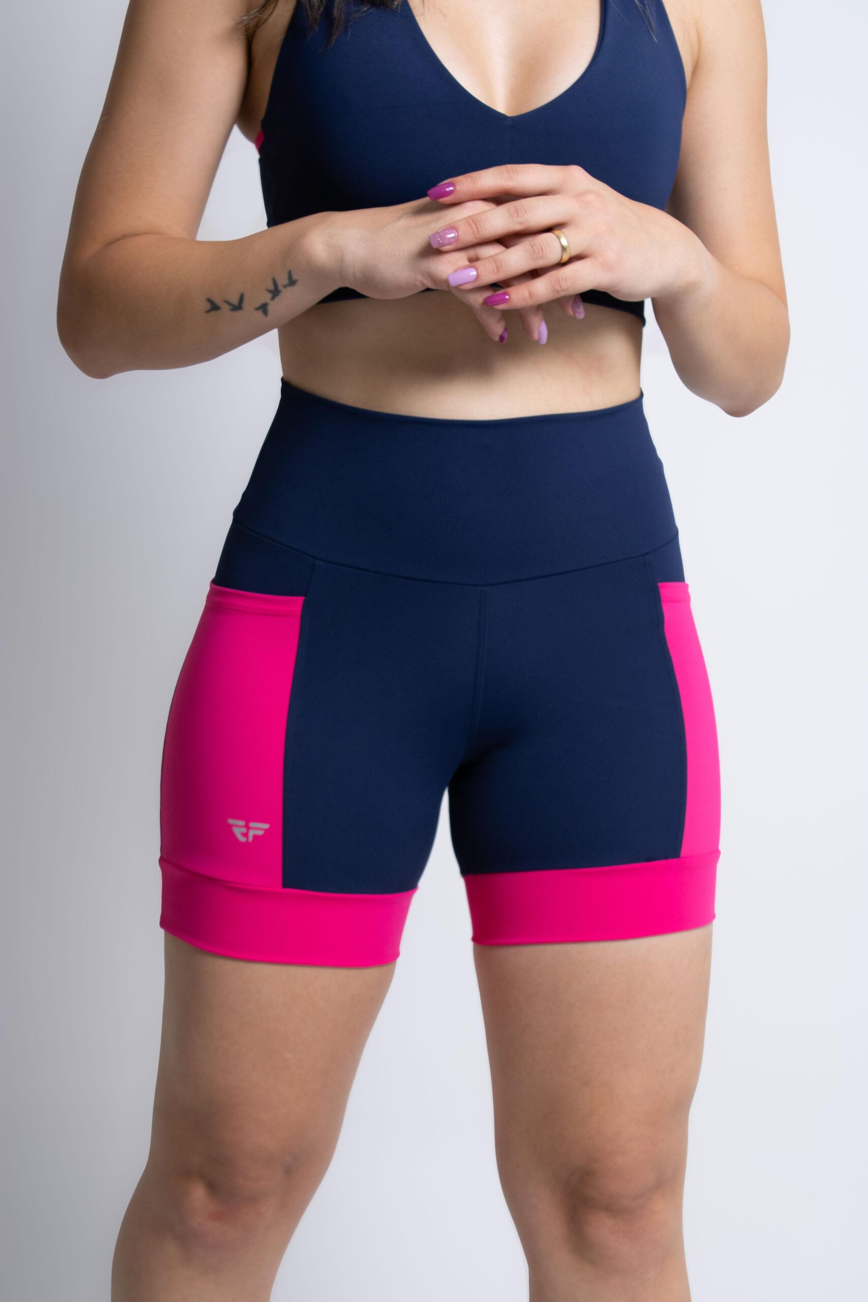 Shorts Corrida Com Bolsos Cós Alto e Punho Duplo Feminino